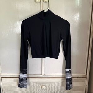 Ninefoot studios extra long sleeve turtle neck crop rash guard size M